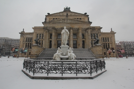 Schiller-Denkmal vor dem Konzerthaus