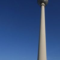 Der Berliner Fernsehturm und der blaue Himmel ohne Wolken