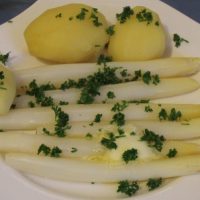 Spargel mit Kartoffeln und Petersilie
