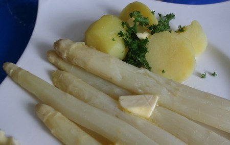 Spargel mit Butter, Petersilie und Kartoffeln 
