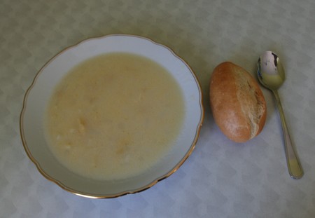 Spargel: Suppe mit Brötchen und ohne Fleisch!