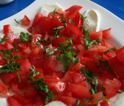 Salat mit Tomaten, Mozarella, Basilikum, Öl und Essig 