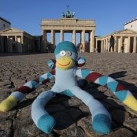 Affe vor dem Brandenburger Tor