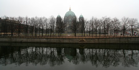 Berliner Dom im Spiegel der Spree