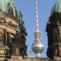 Der Berliner Fernsehturm und der Berliner Dom