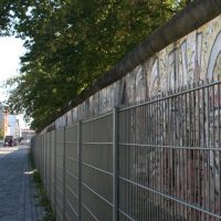 Die Berliner Mauer hinter Gitter