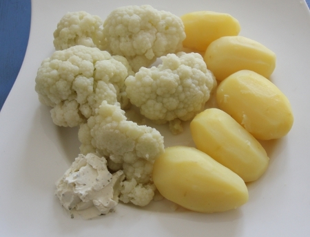 Blumenkohl mit Kartoffeln und Kräuterquark