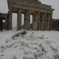 Brandenburger Tor - mit Schneehaufen