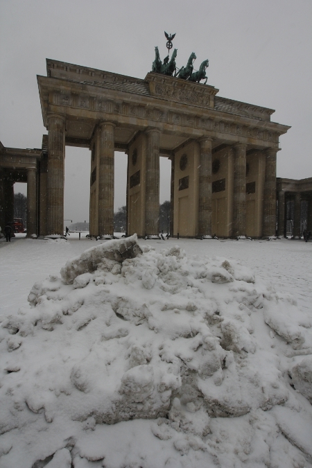 Brandenburger Tor - mit Schneehaufen