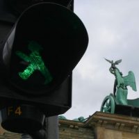Ampelmännchen hinter dem Brandenburger Tor