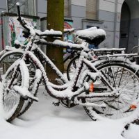 Schnee auf den Fahrrädern