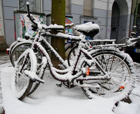 Schneefall in Berlin - Fahrräder an der Kette