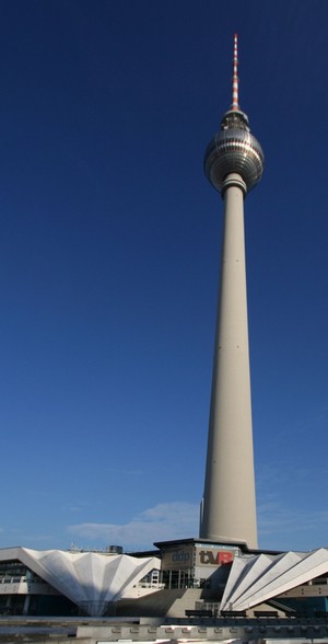 Berliner Funkturm und der blaue Himmel