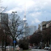 Berliner Fernsehturm mit dunklen Wolken