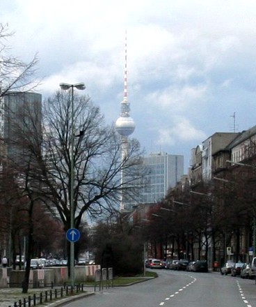 Dunkle Wolken hinter dem Berliner Fernsehturm