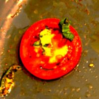 Eine kleine Tomatenscheibe mit Öl