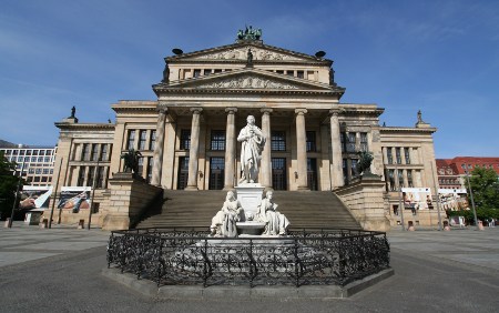 Friedrich-Schiller Denkmal vor dem Berliner Konzerthaus