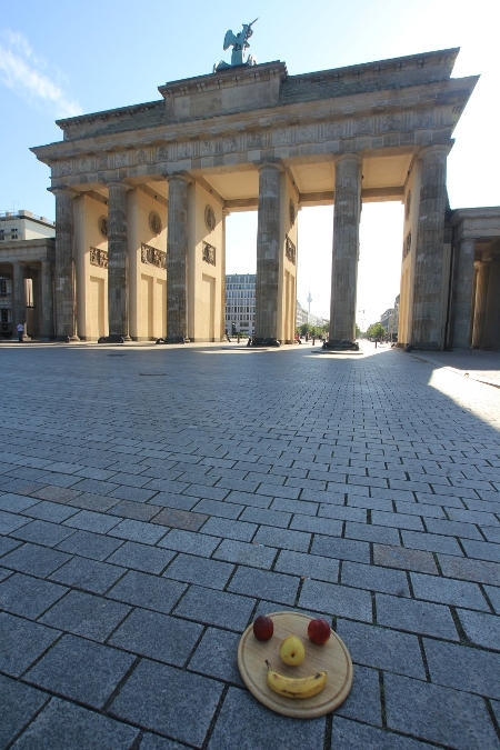Gesicht hinter dem Brandenburger Tor