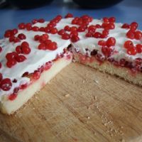Kuchen mit roten Johannisbeeren