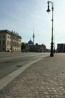 Der kleine Berliner Fernsehturm und die große Laterne 
