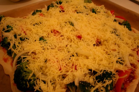 Broccoli-Tomaten-Zwiebel-Pizza mit Boden und Käse