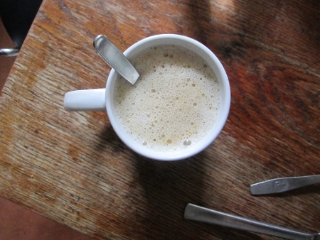 Das Bild zeigt einen Kaffee auf einen Küchentisch.