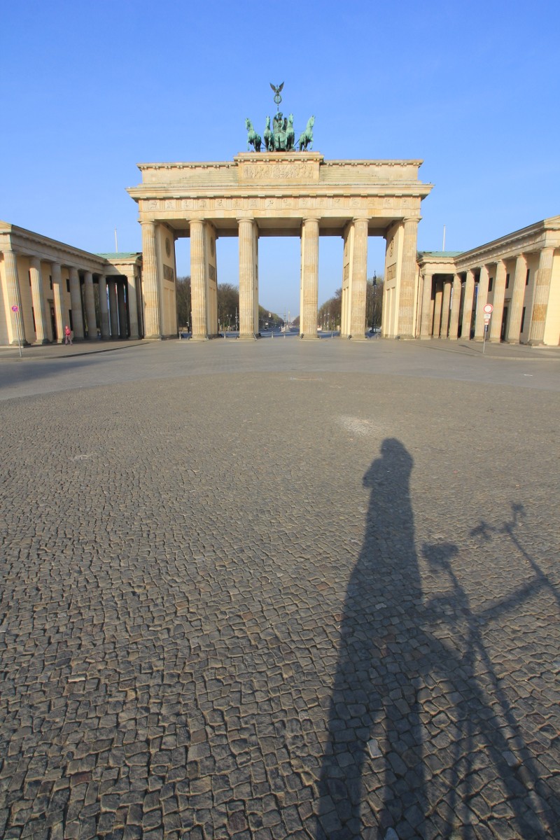 Schattenselfi vor dem Brandenburger Tor