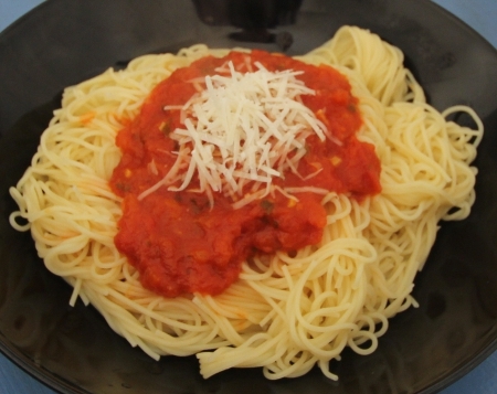 Spaghetti mit selbstgemachter Tomatensoße