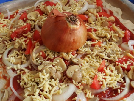 Die große Zwiebel-Käse-Tomaten-Pilze-Pizza 